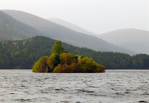 Na malém ostrůvku uprostřed jezera Loch an Eilean už stovky let stojí zbytky tajemného hradu clanu Gordonů