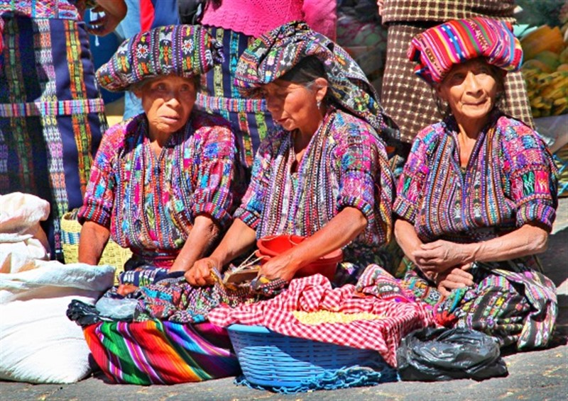 Barvy na tradičním oděvu nejsou náhodné, ale respektují mayské legendy. Černá je odznakem vyšší třídy, žlutá je barvou kukuřice - blahobyt, červená je krev - život a modrá symbolizuje důstojnost. | http://chochoviny.net/