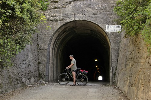 A tunelem do vnitrozemí poloostrova