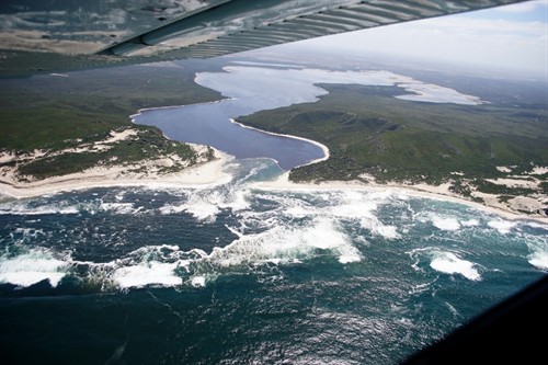 Přílivová vlna, která se tlačí do sladkého jezera - jižní Austrálie
