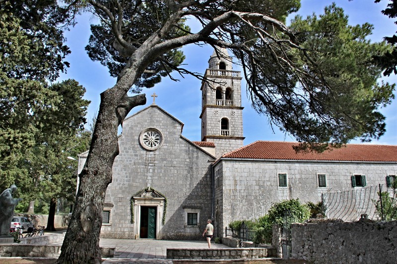 Františkánský klášter - poklidná prosluněná víra na chorvatském venkově