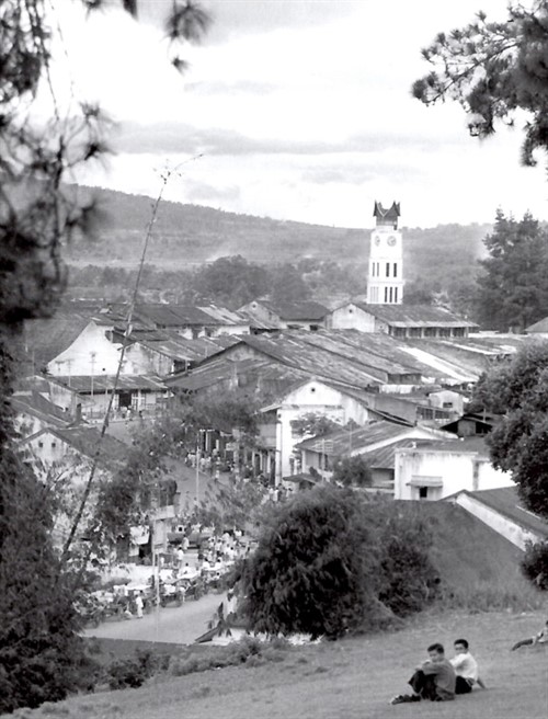 Pohled na Jam Gadang v Bukittigngi  | Foto: Muzeum jihovýchodní Moravy Zlín, Archiv H+Z, autor: Jiří Hanzelka a Miroslav Zikmund