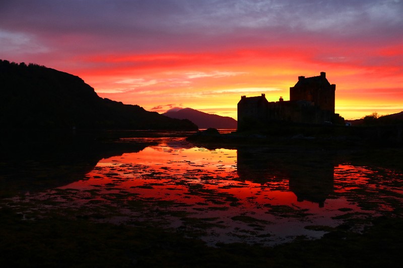 Když je člověk na správném místě ve správný čas, tak jako tady na břehu fjordu v okamžiku, kdy za siluetou hradu zapadá krvavé slunce, naskytne se mu pohled doslova za všechny peníze