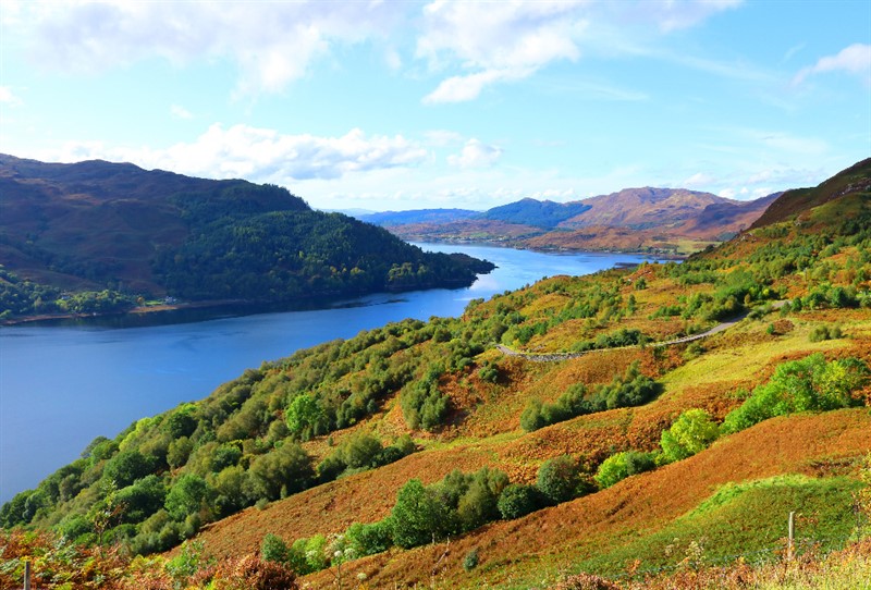 Pokud náhodou vysvitne slunce, naskytne se užaslému poutníkovi při pohledu ze svahů hřebene Five sisters neskutečně barevný podzimní pohled na Loch Duich  