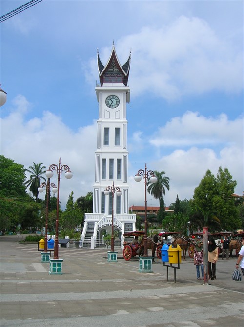 Věž s hodinami Jam Gadang byla a je stále hlavní atrakcí Bukittinggi | http://www.junglekey.in/