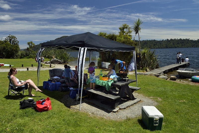 Vyvézt si na božihodový picknick k jezeru svou vlastní pohovku, k tomu bychom v našich zeměpisných šířkách museli být hodně velcí otužilci (Nový Zéland, Jižní ostrov)