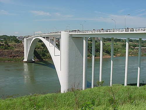 Paraguaysko – brazilskou hranici spojuje „most Přátelství“ z roku 1965 | https://www.taringa.net 