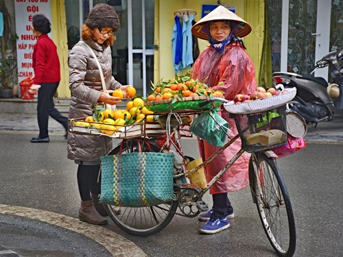 Pouliční prodavači v Hanoji
