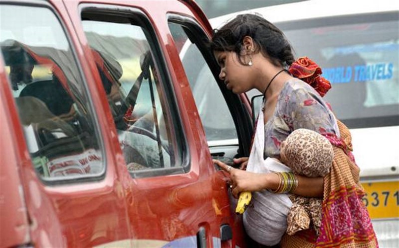Tak co, je to dítě její? Zvrácená hlavička totiž napovídá, že v lepším případě je půjčené, v horším zdrogované... | http://www.thehindu.com