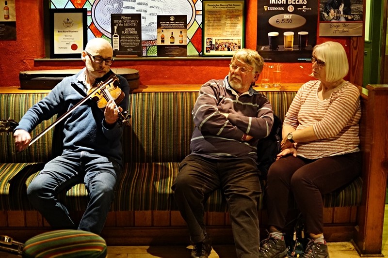 Ve většina pubů nesmí chybět live music. V oblíbených  “Pub Songs”  se zrcadlí kompletní spektrum irského života. Jedním z témat je migrace miliónů Irů v 18. a 19.století a jejich stesk po domově, ve většině textů jde ale nejčastěji o konzumaci alkoholu a  “následků”. 