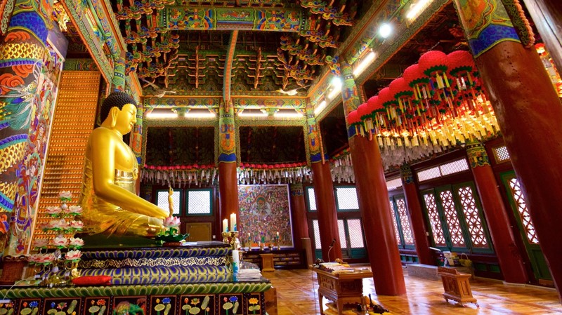 Interiér jednoho z templů komplexu Woljeongsa, který zahrnuje na šedesát chrámů a osm klášterů (Foto  expedia.com). Dole letní a  zimní exteriér